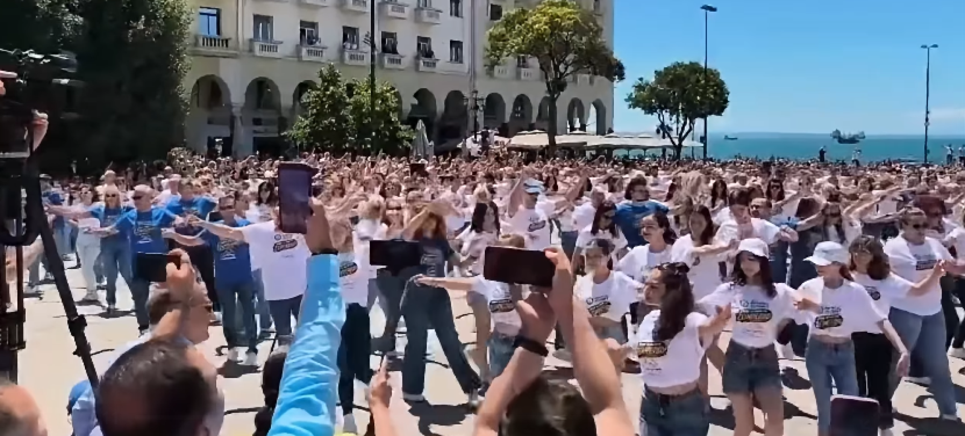 Θεσσαλονίκη: Προσπάθεια για Παγκόσμιο Ρεκόρ Γκίνες στο ζεϊμπέκικο στην Πλατεία Αριστοτέλους